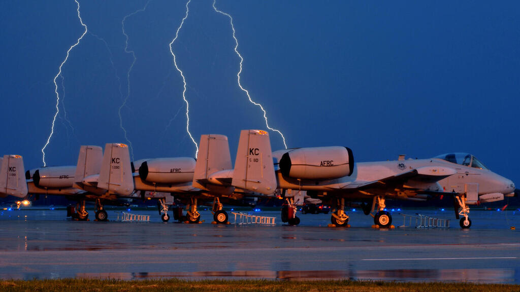 הקברניט מטוס נוסעים ברק