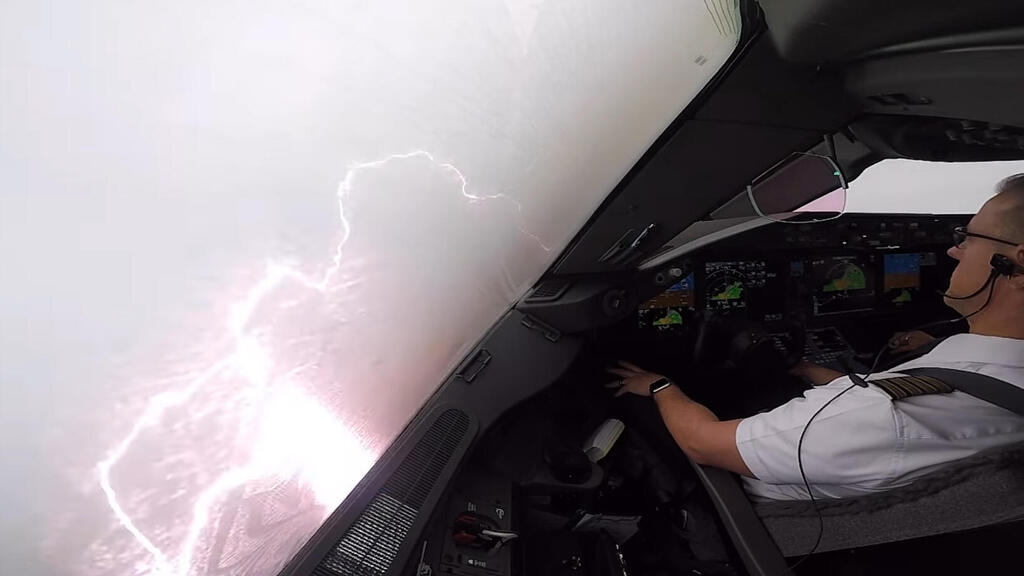 הקברניט מטוס נוסעים ברק