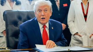 נשיא ארה"ב דונלד טראמפ חותם על צו להסרת קנאביס מרשימת הסמים המסוכנים בארה"ב