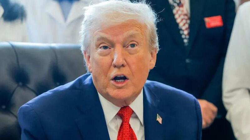 נשיא ארה"ב דונלד טראמפ חותם על צו להסרת קנאביס מרשימת הסמים המסוכנים בארה"ב