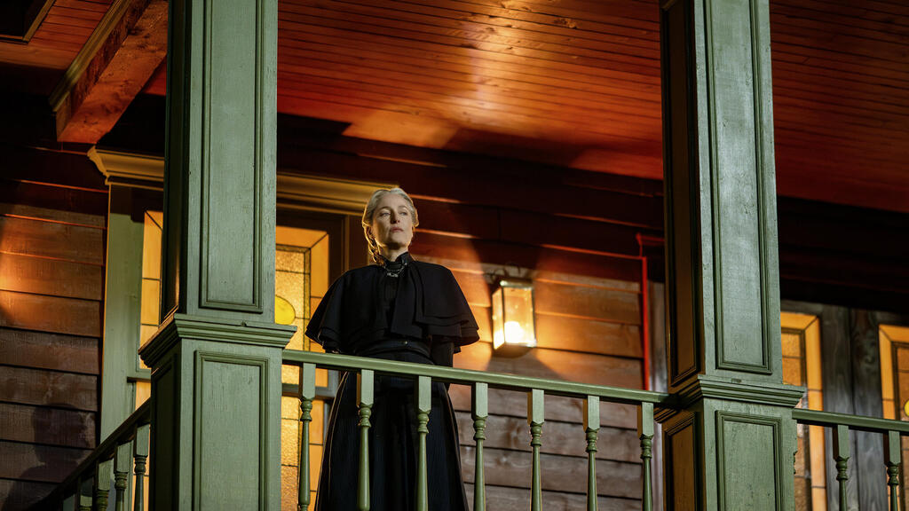 ג'יליאן אנדרסון ב"המופקרים". שיאים דרמטיים של אלימות ושנאה (צילום: נטפליקס) ג'יליאן אנדרסון ב"המופקרים". שיאים דרמטיים של אלימות ושנאה