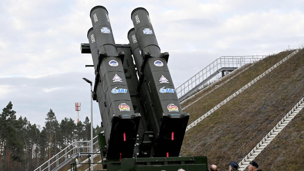 סוללת טילי חץ שהוצבה באזור ברלין גרמניה