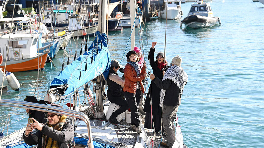 גרטה טונברג על אחת מספינות המשט לעזה סומוד