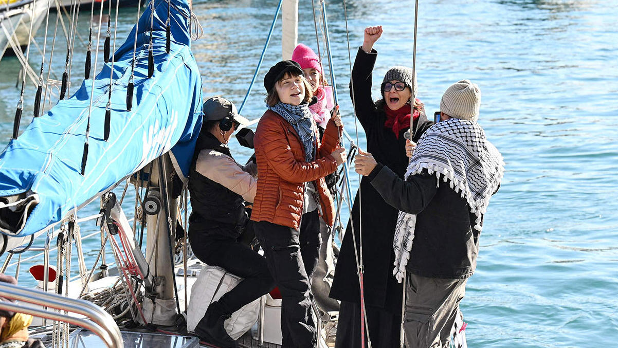 גרטה טונברג על אחת מספינות המשט לעזה סומוד