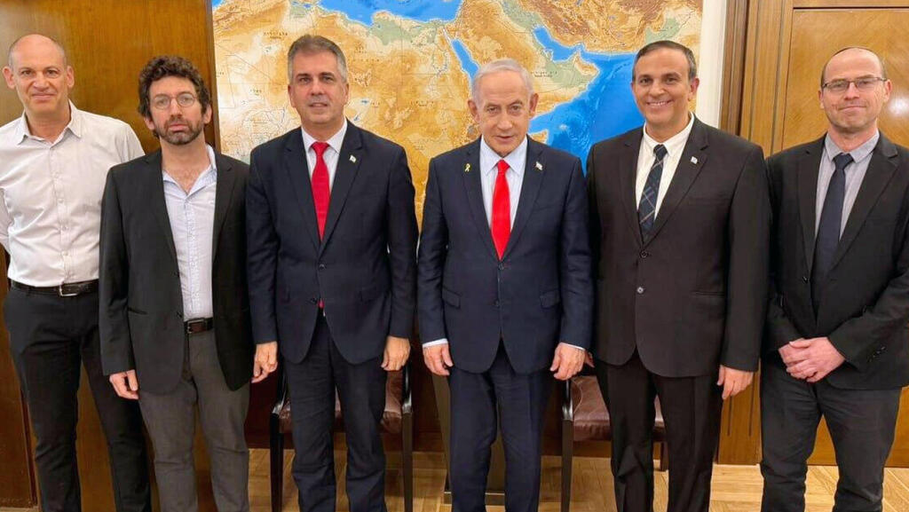 ראש הממשלה בנימין נתניהו שר האנרגיה אלי כהן בטקס ההכרזה על הסכם הגז ביום חמישי