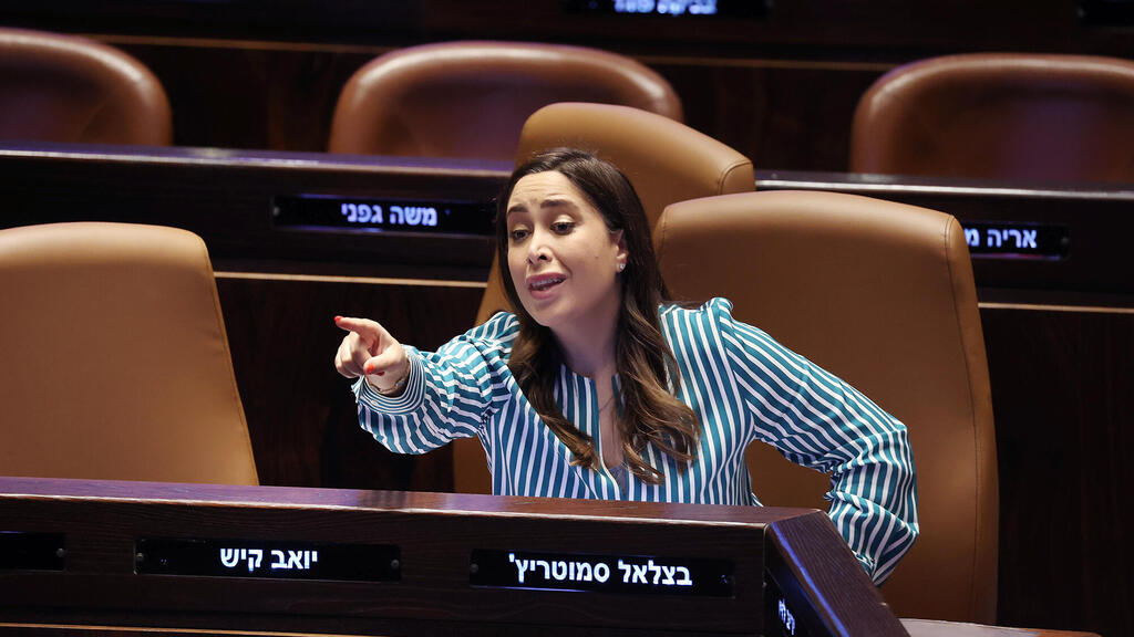השרה לשוויון חברתי מאי גולן. רוצה להציג לבוחרים בפריימריז קיצוץ בכספי תוכנית הסיוע לערבים (צילום: עמית שאבי) השרה לשוויון חברתי וקידום מעמד האישה מאי גולן מליאת הכנסת