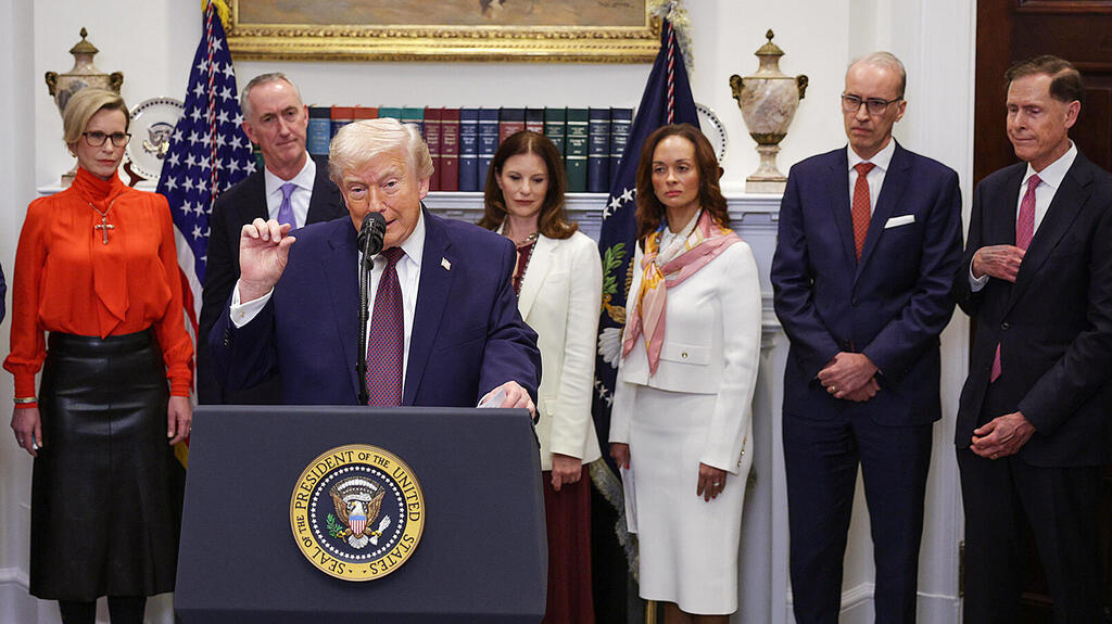 הנשיא דונלד טראמפ וראשי תעשיית הפארמה ב 19.12.25 בבית הלבן