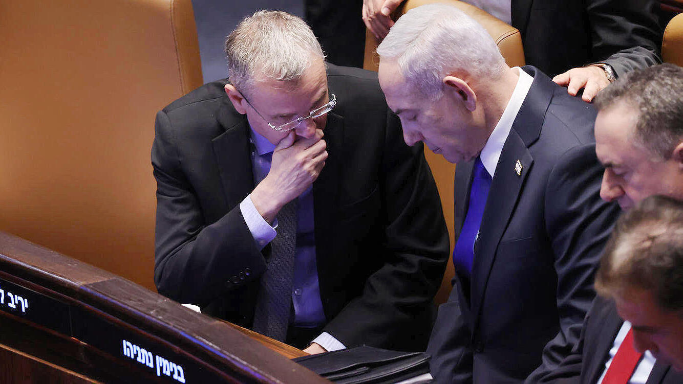 מימין ישראל כץ שר הביטחון בנימין נתניהו ראש הממשלה יריב לוין שר המשפטים ב מליאת הכנסת