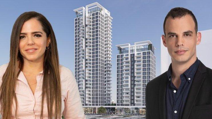 רועי גלעד דורון ונטע להב, על רקע הדמיה של הפרויקט בנתניה