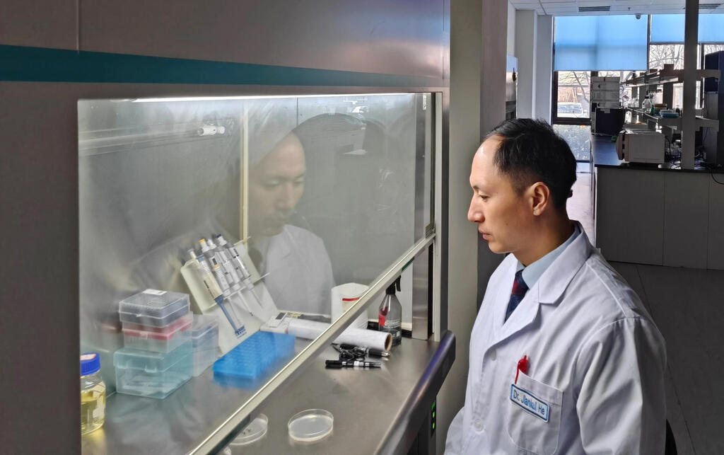 ג'יאנקוי במעבדה שהיתה לו בבייג'ינג, 2018 . "ביולוגים רוצים לבחון את העולם, ואף פעם לא חושבים