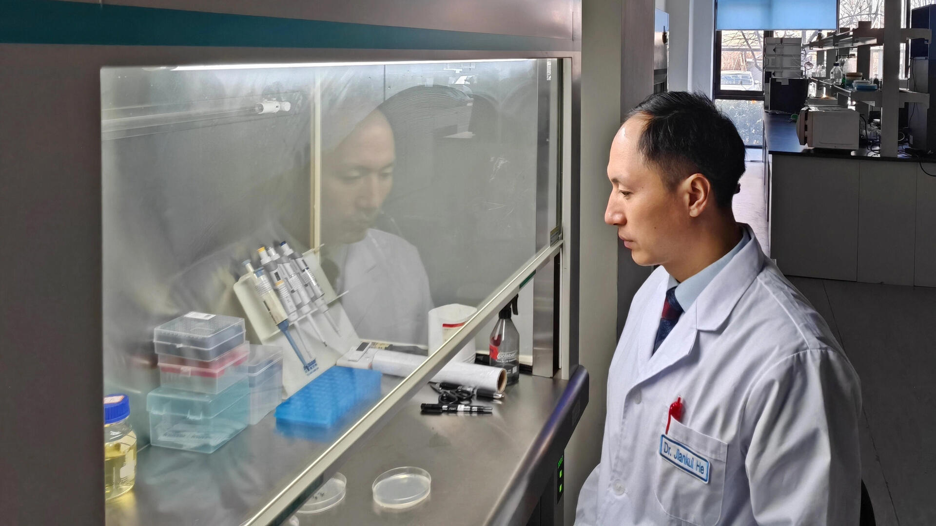 ג'יאנקוי במעבדה שהיתה לו בבייג'ינג, 2018 . "ביולוגים רוצים לבחון את העולם, ואף פעם לא חושבים