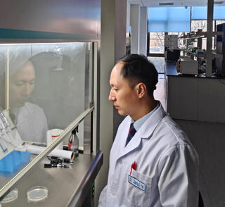 ג'יאנקוי במעבדה שהיתה לו בבייג'ינג, 2018 . "ביולוגים רוצים לבחון את העולם, ואף פעם לא חושבים