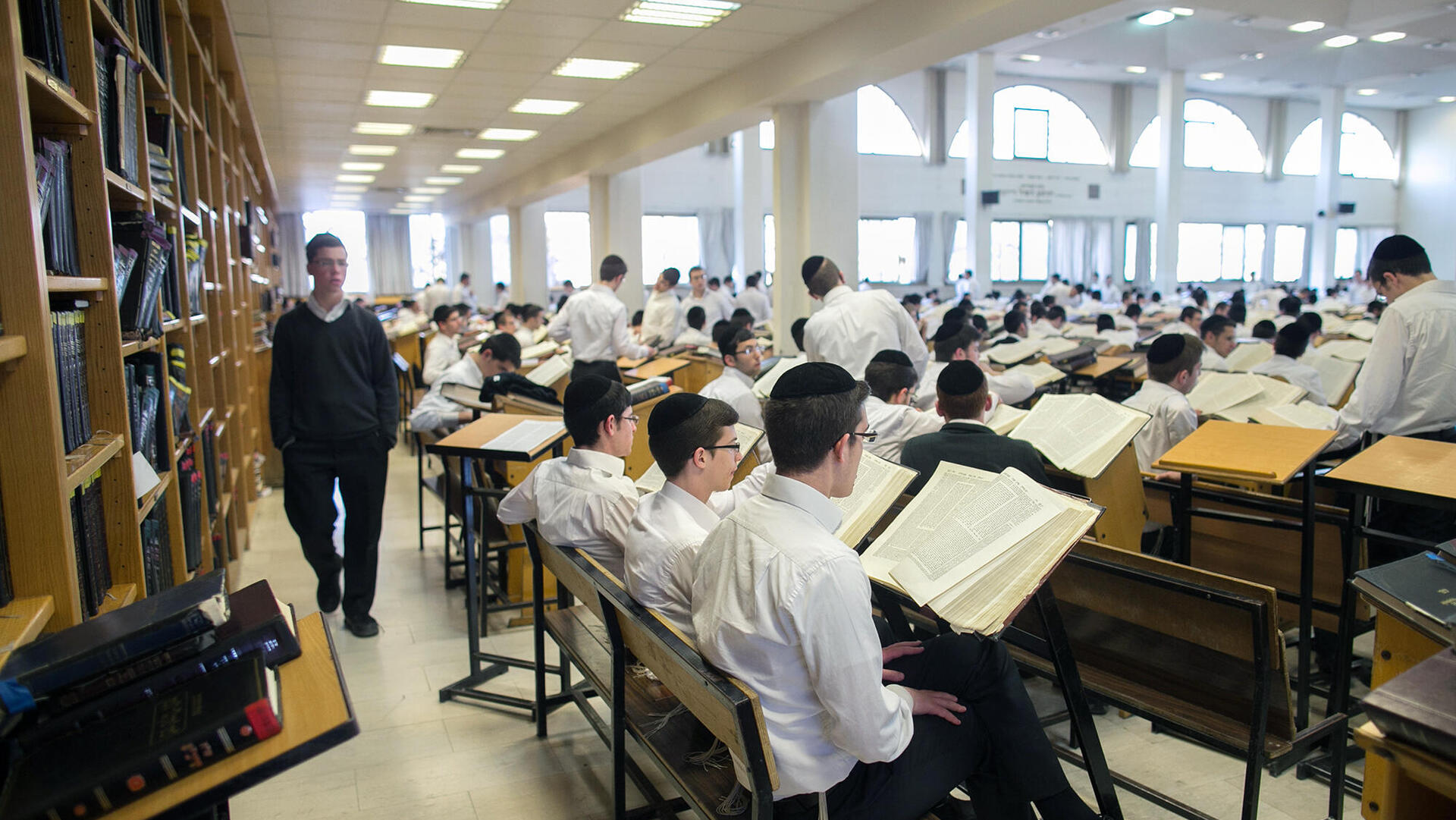 תלמידי ישיבה חרדים לומדים ב ישיבת חברון ב גבעת מרדכי ירושלים