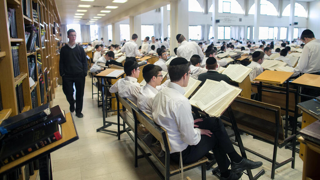 תלמידי ישיבה. תרומות לישיבות שבהן יש משתמטים לא ייהנו מזיכוי במס (צילום: אוהד צויגנברג) תלמידי ישיבה חרדים לומדים ב ישיבת חברון ב גבעת מרדכי ירושלים