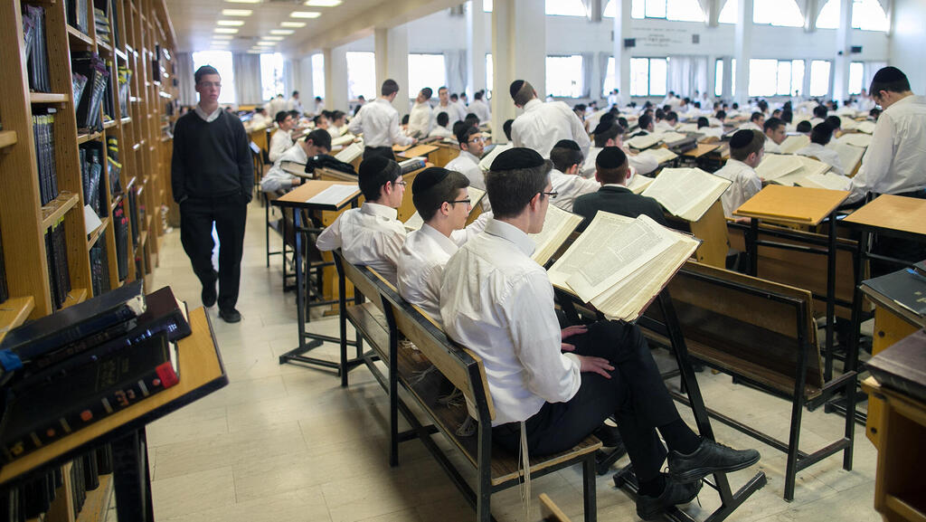 ישיבת חברון בגבעת מרדכי ירושלים. "ממשלה רקובה, שלא סופרת את האזרחים למען שוחד פוליטי" (צילום: אוהד צויגנברג) תלמידי ישיבה חרדים לומדים ב ישיבת חברון ב גבעת מרדכי ירושלים