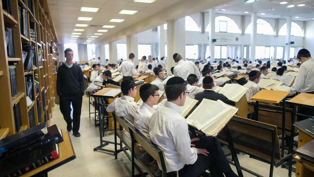 תלמידי ישיבה חרדים (צילום: אוהד צויגנברג) תלמידי ישיבה חרדים לומדים ב ישיבת חברון ב גבעת מרדכי ירושלים
