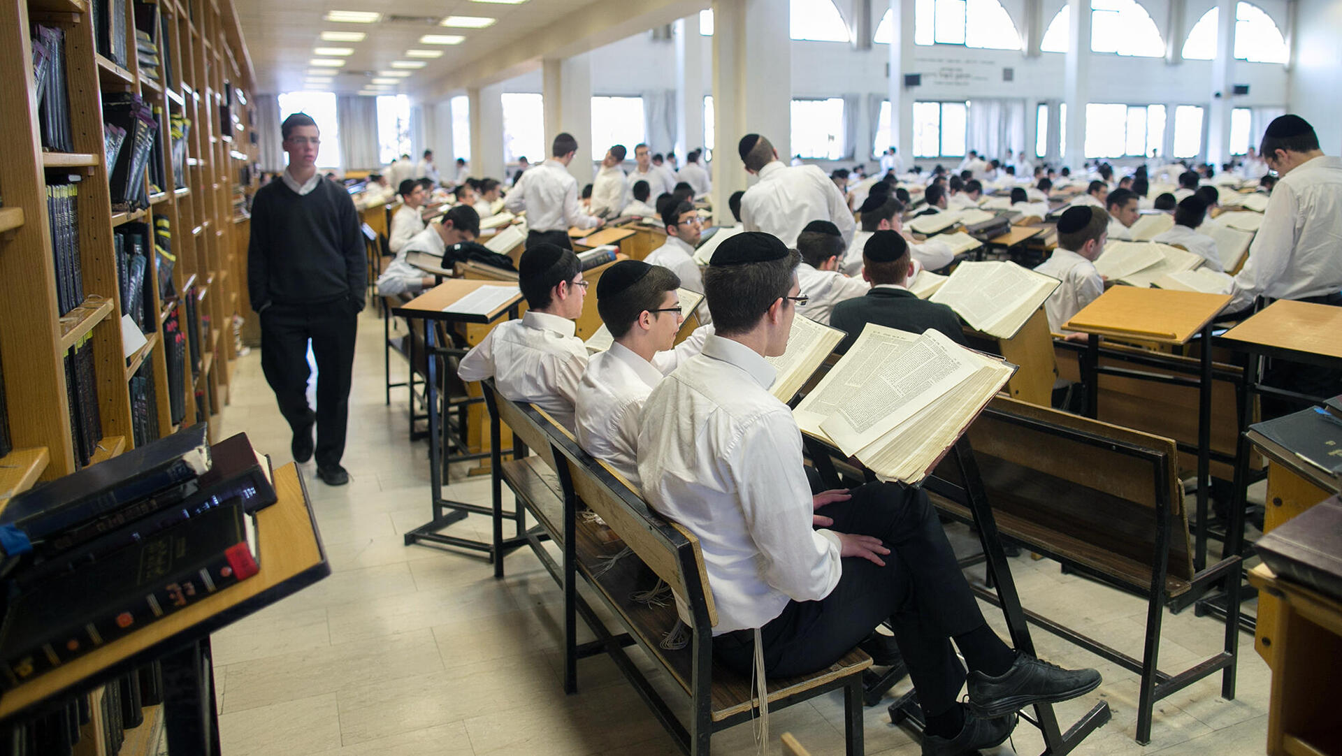 תלמידי ישיבה חרדים לומדים ב ישיבת חברון ב גבעת מרדכי ירושלים