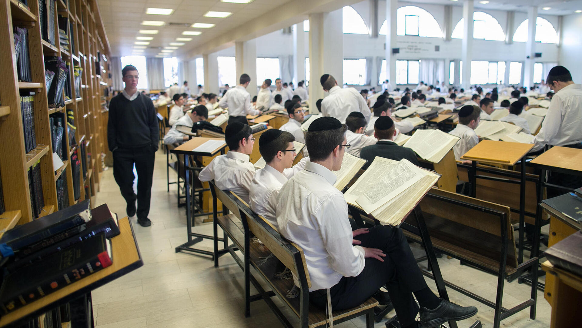 תלמידי ישיבה חרדים לומדים ב ישיבת חברון ב גבעת מרדכי ירושלים