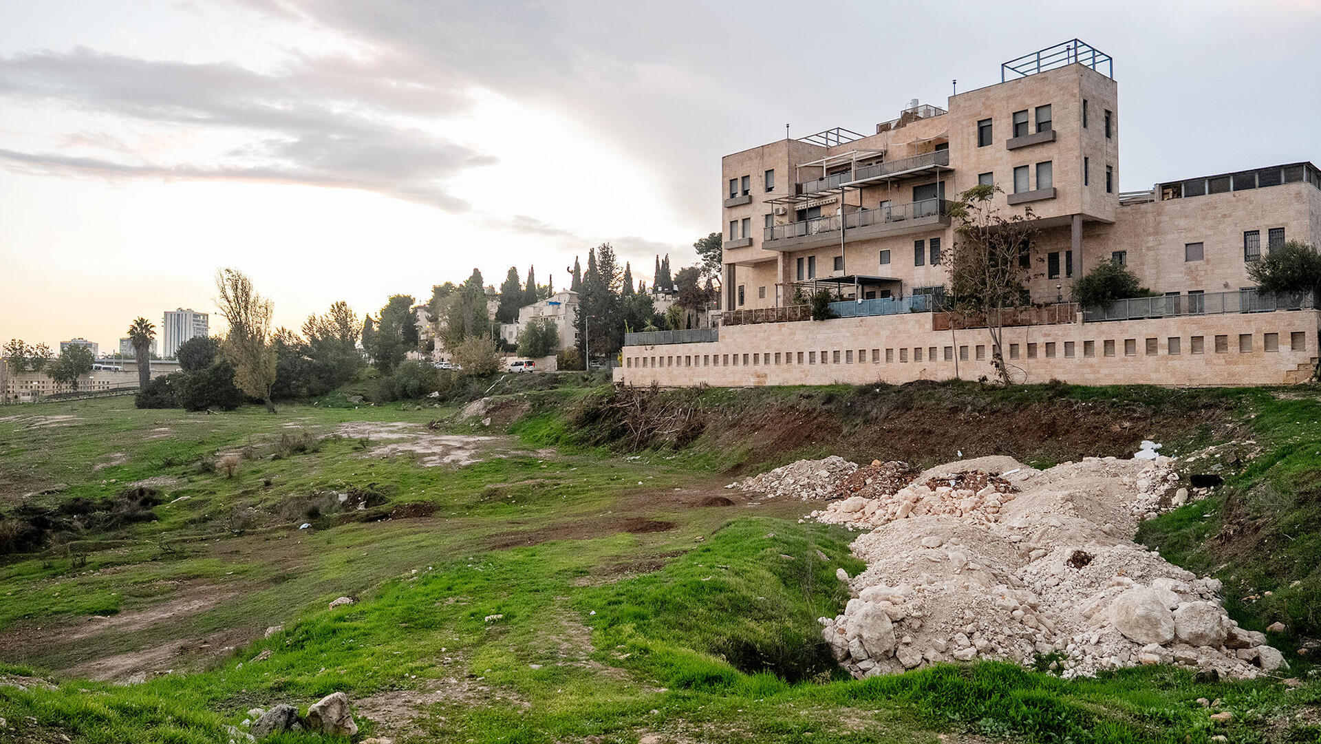 שטח פרוייקט בנייה  ברחוב ים המלח 1 ירושלים שנרכש עבור שגרירות ארצות הברית