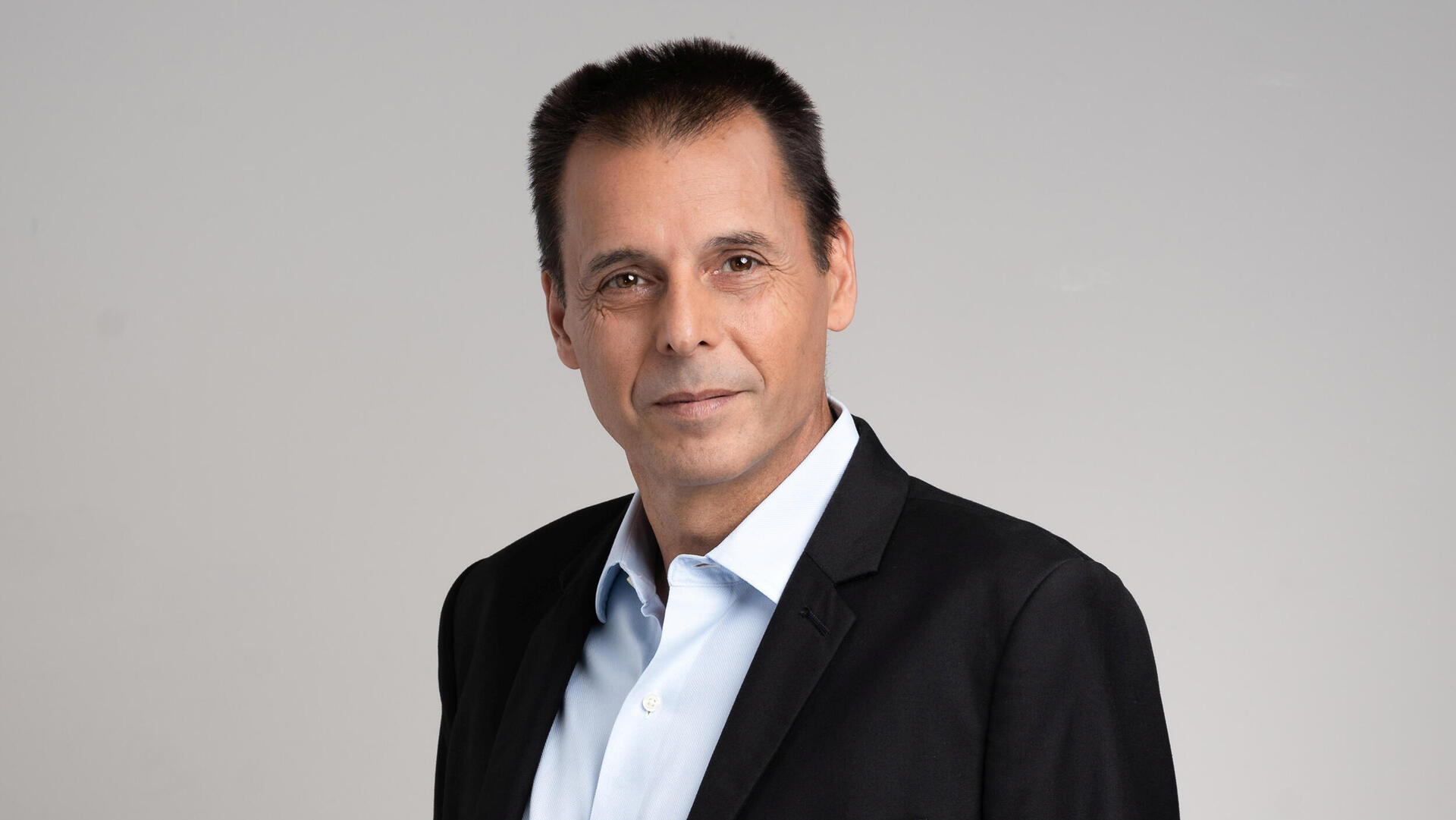 מוסף מנהלים 2025 - רונן אגסי מנכ"ל מגדל ביטוח 