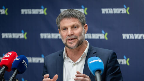 המלכוד של הבנקים: לספוג את המס או להוכיח שאין תחרות 