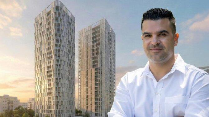 חי שריקי על רקע הדמיה של התוכנית בכפר סבא