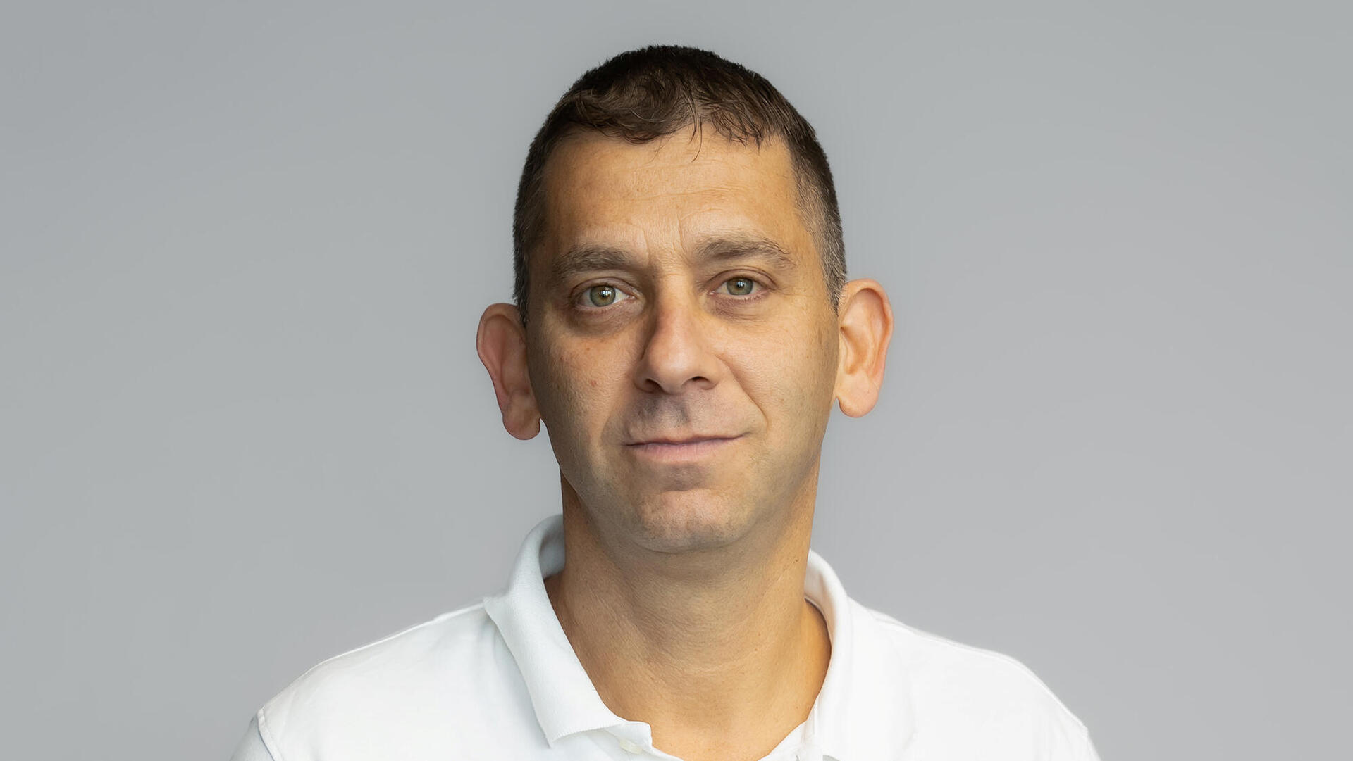 מוסף מנהלים 2025 -  גיורא אלמוגי מנכל אופיסי אנרגיה