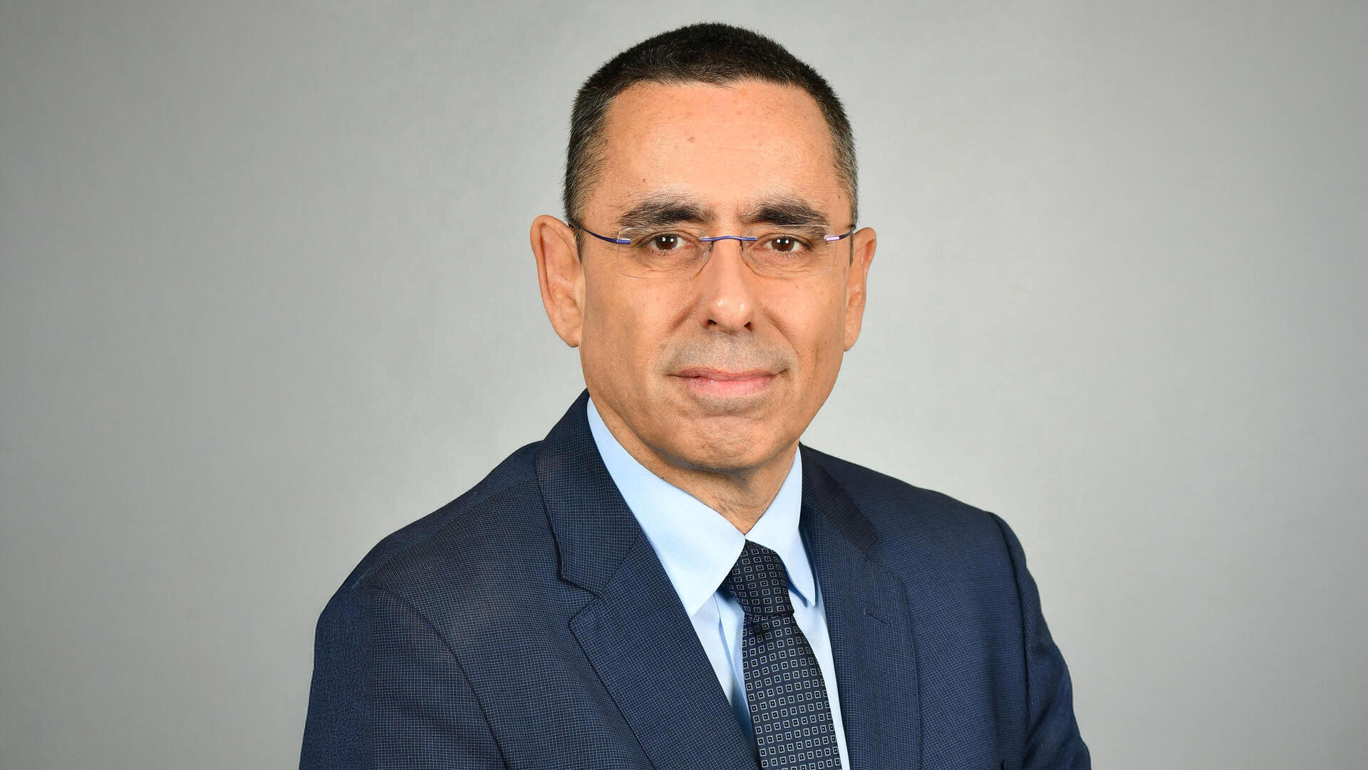 מוסף מנהלים 2025 -  אבי לוי מנכל בנק דיסקונט