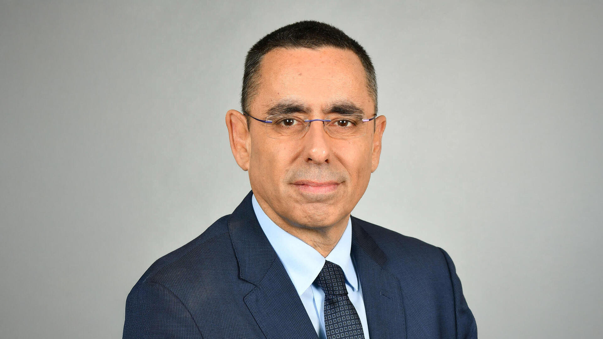 מוסף מנהלים 2025 -  אבי לוי מנכל בנק דיסקונט