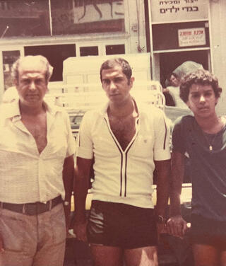 צילום: באדיבות קבוצת בלדי מוסף מנהלים 2025 - מימין ארז דהבני אחיו יורם ואביו אהרון ב אטליז המשפחתי בשוק הכרמל