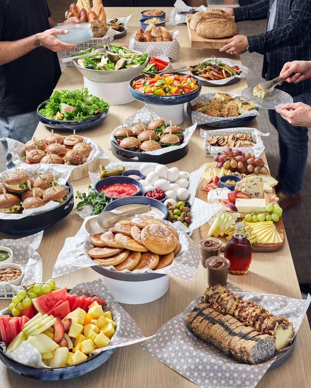 שירות חדש של ארוחות בוקר לארגונים בהייטק (צילום:אמיר מנחם סטיילינג: עמית פרבר) שירות חדש של ארוחות בוקר לארגונים בהייטק