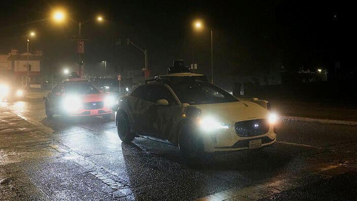 רכבים של וויימו ויימו רובוטקסי תקועים בסן פרנסיסקו בעקבות הפסקת חשמל 20.12.25