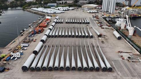 חשש לביטחון הלאומי? טראמפ הקפיא מיזמי טורבינות רוח, והדמוקרטים זועמים