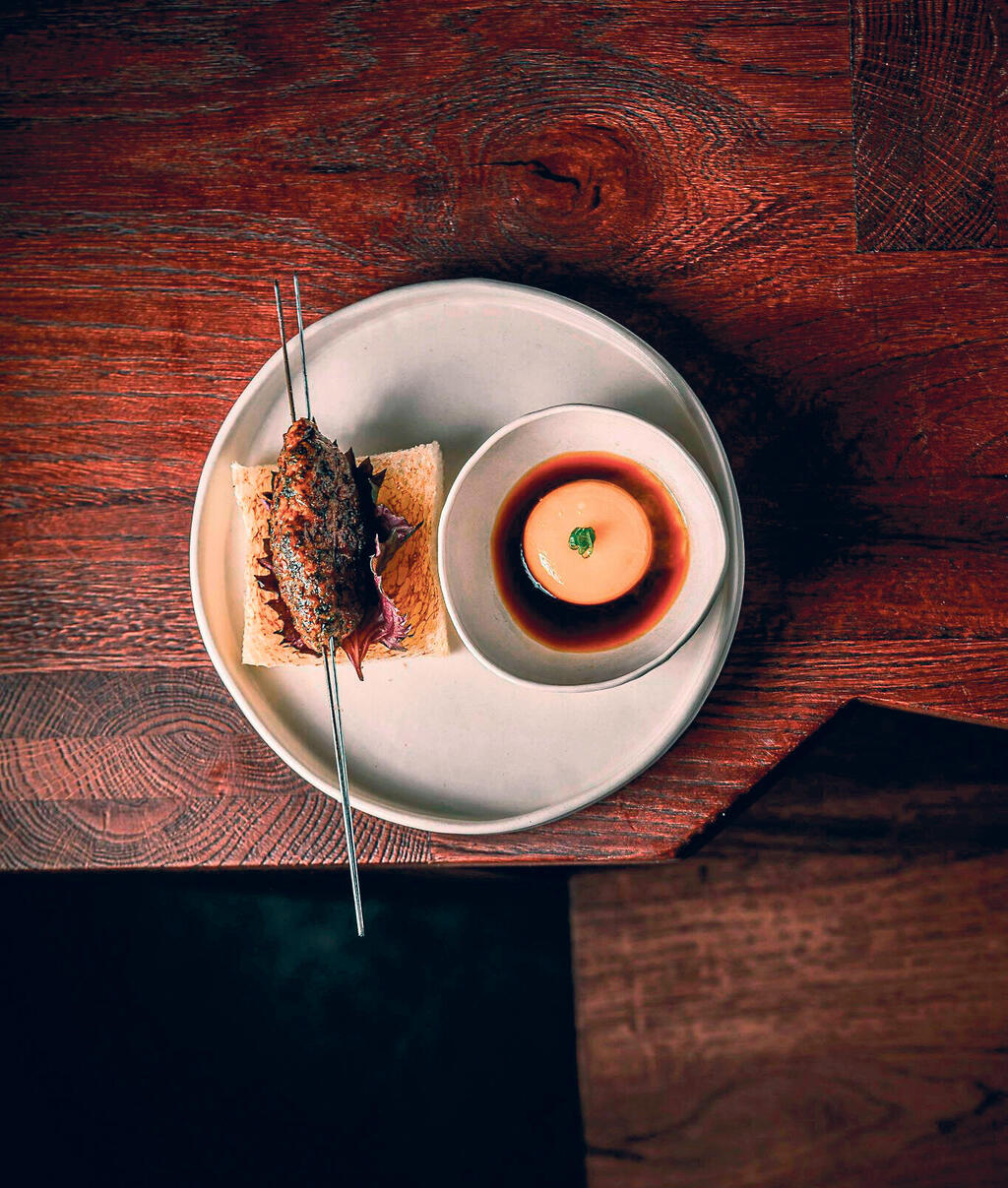 פנאי מנה של שיפוד ברווז וחלמון ב גאיג'ין