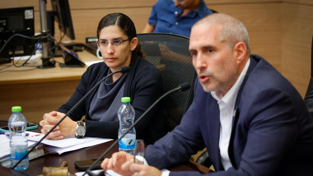 היועצת המשפטית של ועדת הכספים עו"ד שלומית ארליך ויו"ר הוועדה חנוך מילביצקי (צילום: נועם מושקוביץ. דוברות הכנסת) היועצת המשפטית של ועדת הכספים עו"ד שלומית ארליך ויו"ר הוועדה חנוך מילביצקי