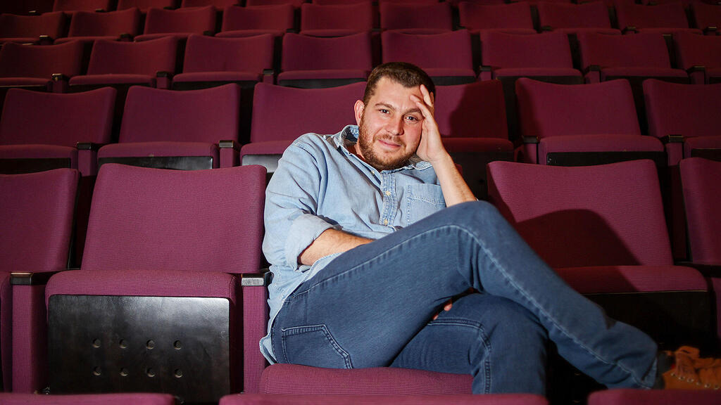 יותם גוטל דרמטורג ומחזאי הבית של התיאטרון הלאומי הבימה פנאי