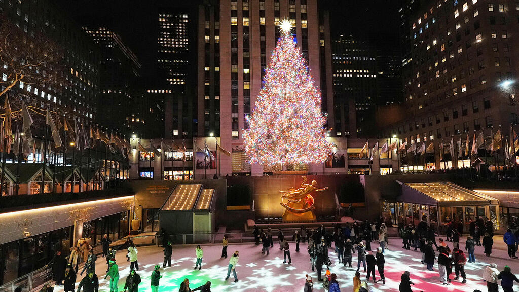 עץ חג המולד ברחבת רוקפלר סנטר ב מנהטן ניו יורק פנאי