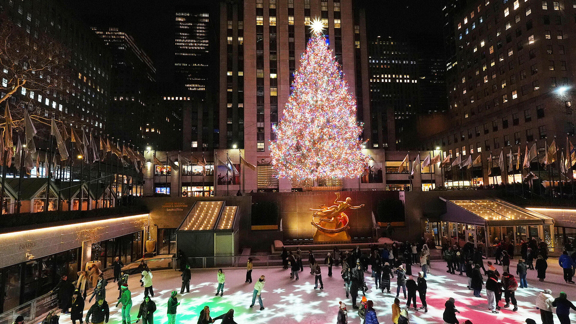 עץ חג המולד ברחבת רוקפלר סנטר ב מנהטן ניו יורק פנאי