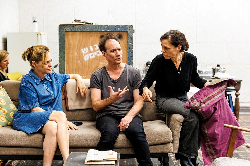 השחקנים מימין מיקי פלג רוטשטיין תומר שרון ו אסנת פישמן מתוך החזרות על המחזה פעולות פשוטות פנאי