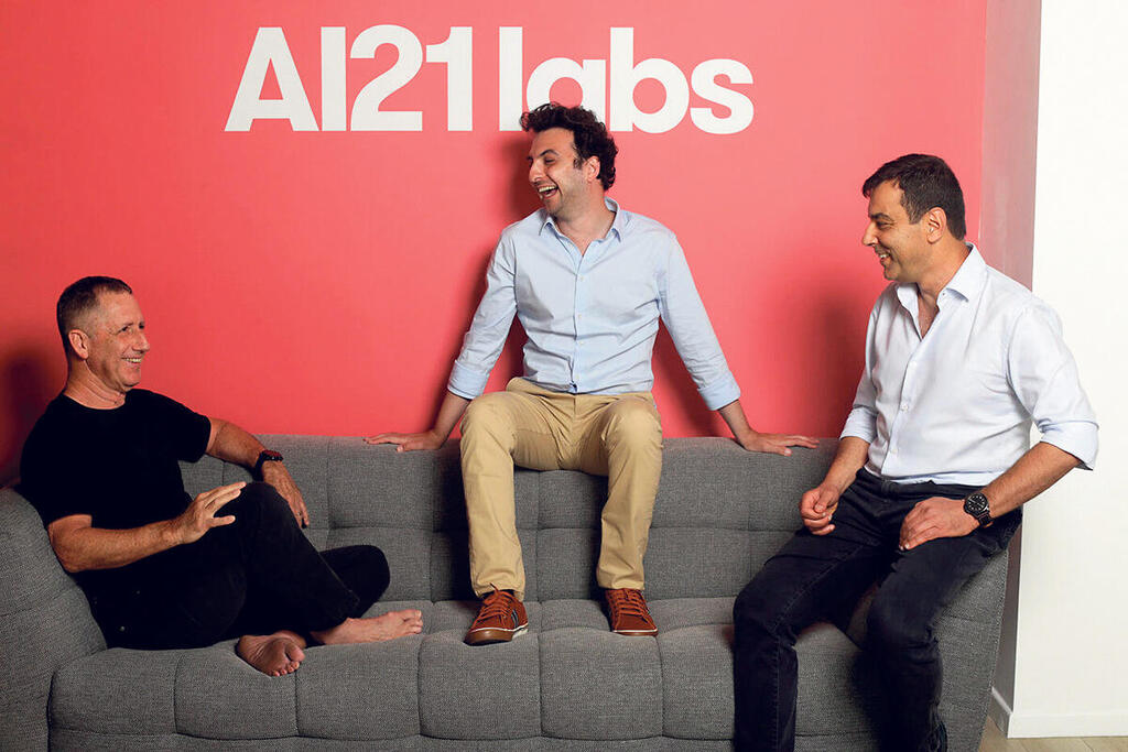 ai21 מימין מייסדי AI21 Labs אמנון שעשוע אורי גושן ופרופ' יואב שוהם