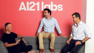 ai21 מימין מייסדי AI21 Labs אמנון שעשוע אורי גושן ופרופ' יואב שוהם