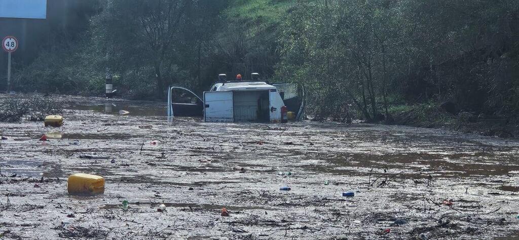 חילוץ ארבעה לכודים נחל סמוך ל צומת מגידו שיטפון שיטפונות מזג אוויר גשם 