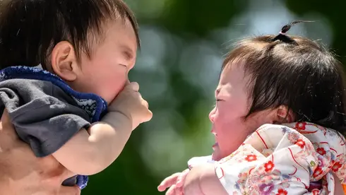 איך אומרים תינוק ביפנית? מספר הלידות במדינה נפל לשפל בפעם העשירית ברציפות