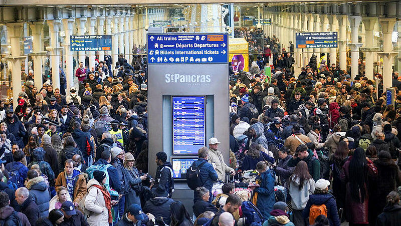 כאוס בתחנת סנט פנקראס בלונדון בעקבות השבתת רכבת ה יורוסטאר בין בריטניה לצרפת