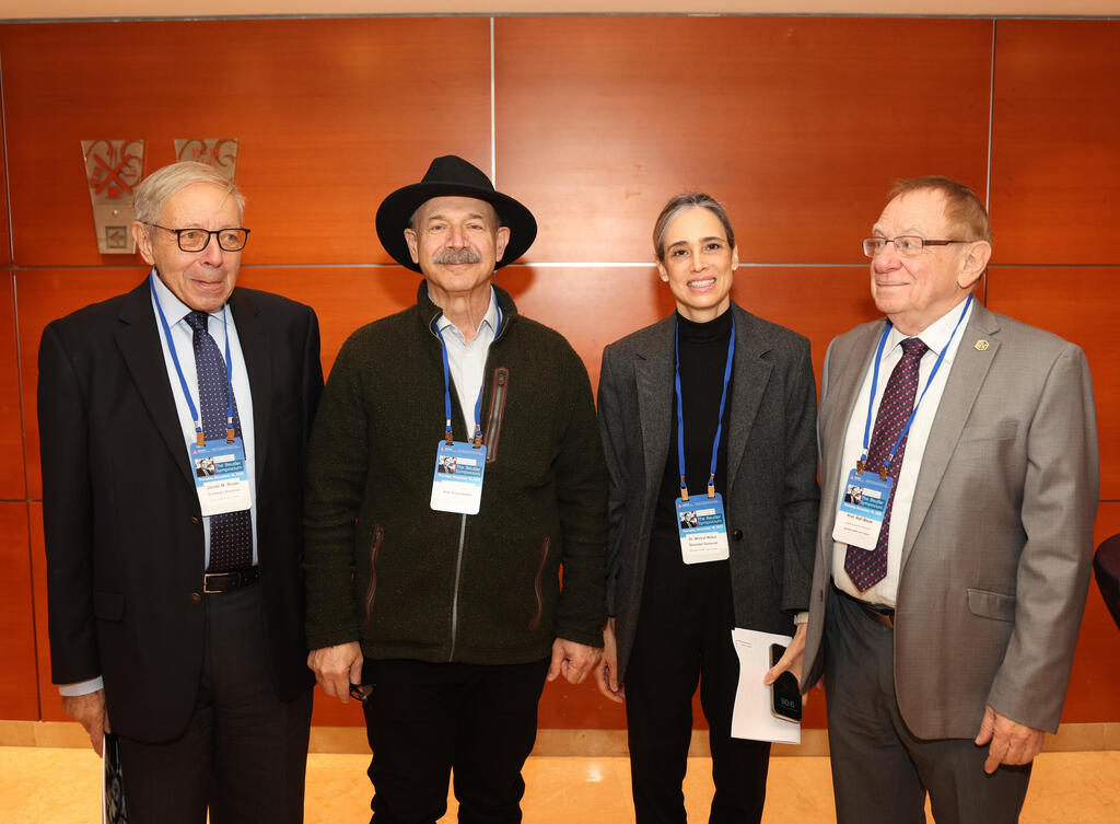  מימין: פרופ' רפי ביאר, מנהל תוכנית בויטלר, ד"ר מיכל מקל, מנהלת בי"ח רמב"ם, בויטלר, ופרופ' אמריטוס יעקב ראו בכנס בחיפה, החודש. "זו הזדמנות נדירה לראות במקום אחד את חזית המחקר הגנומי הישראלי"