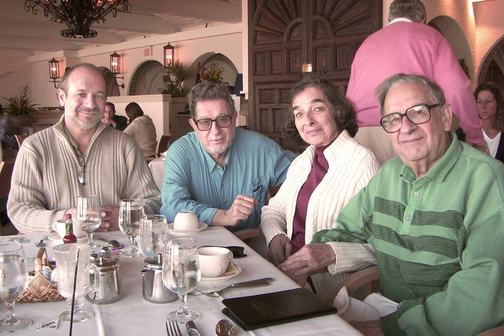  בויטלר (משמאל), עם דודו והוריו בוני וארנסט (מימין) ב־2004. ב־2013 הקימה אמו את תוכנית בויטלר לקידום מצוינות מחקרית ברפואה מולקולרית