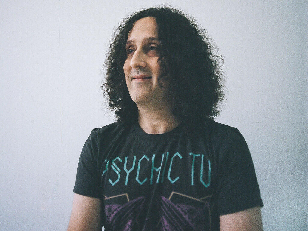 וייצנר. "בעברי יש הרבה חשיבה אלגוריתמית, כי בישיבה לימדו אותי שהגוף משני למוח. רק כעבור שנים הבנתי שאני צריך לשחרר" (צילום: Steph Mill) וייצנר. "בעברי יש הרבה חשיבה אלגוריתמית, כי בישיבה לימדו אותי שהגוף משני למוח. רק כעבור שנים הבנתי שאני צריך לשחרר"