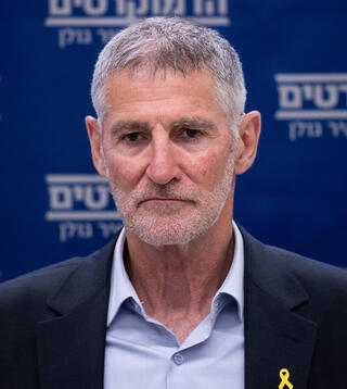 יאיר גולן. "פתאום הוא וזהבה גלאון ודמויות מהשמאל הציוני הוצגו