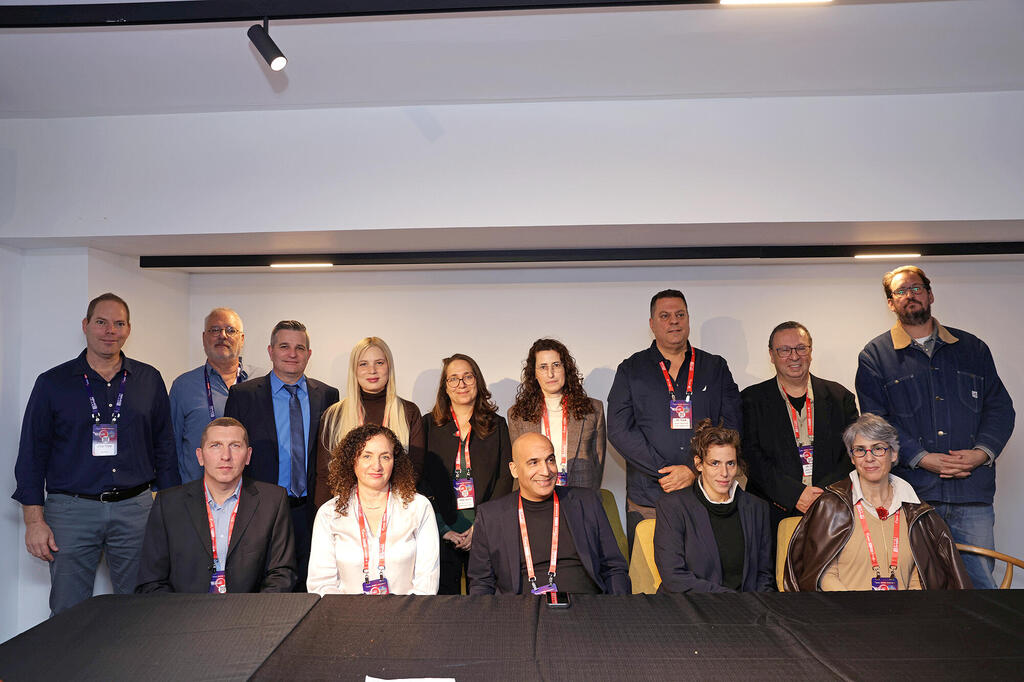 שולחן עגול לקט ישראל - משמאל: עמיר קורץ כתב כלכליסט, רותם שמאי, גידי כרוך, גלית כהן, חן הרצוג, ד"ר אפרת אלימלך, עמית יפרח, ד"ר לירון אמדור, יובל ליפקין, ליאור לוי, אוהד לוי, נוי הדס, אסף דוקטור, שיראל ברגר (צילום: אוראל כהן) ועידת תחזיות - שולחן עגול לקט ישראל - עמיר קורץ כתב כלכליסט רותם שמאי גידי כרוך גלית כהן חן הרצוג ד"ר אפרת אלימלך עמית יפרח ד"ר לירון אמדור יובל ליפקין ליאור לוי אוהד לוי נוי הדס אסף דוקטור שיראל ברגר