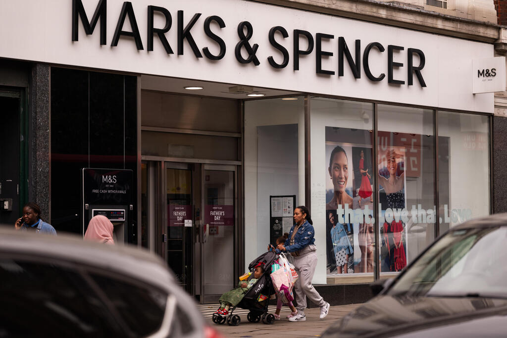 חנות של מרקס אנד ספנסר ב לונדון 22.5.25